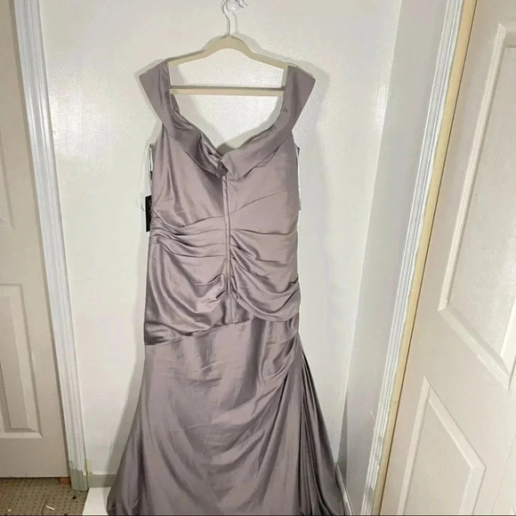 NWT La Femme Off the Shoulder Ruched Satin Trumpet Gown in Platinum - Picture 7 of 7